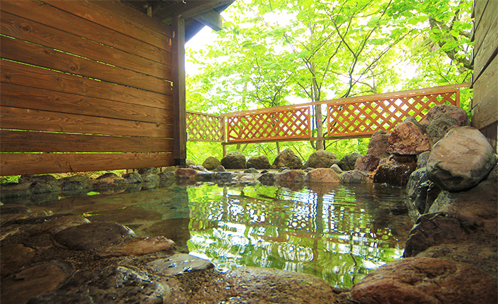 ブナ林に囲まれた天然温泉の貸切露天風呂 イメージ-1